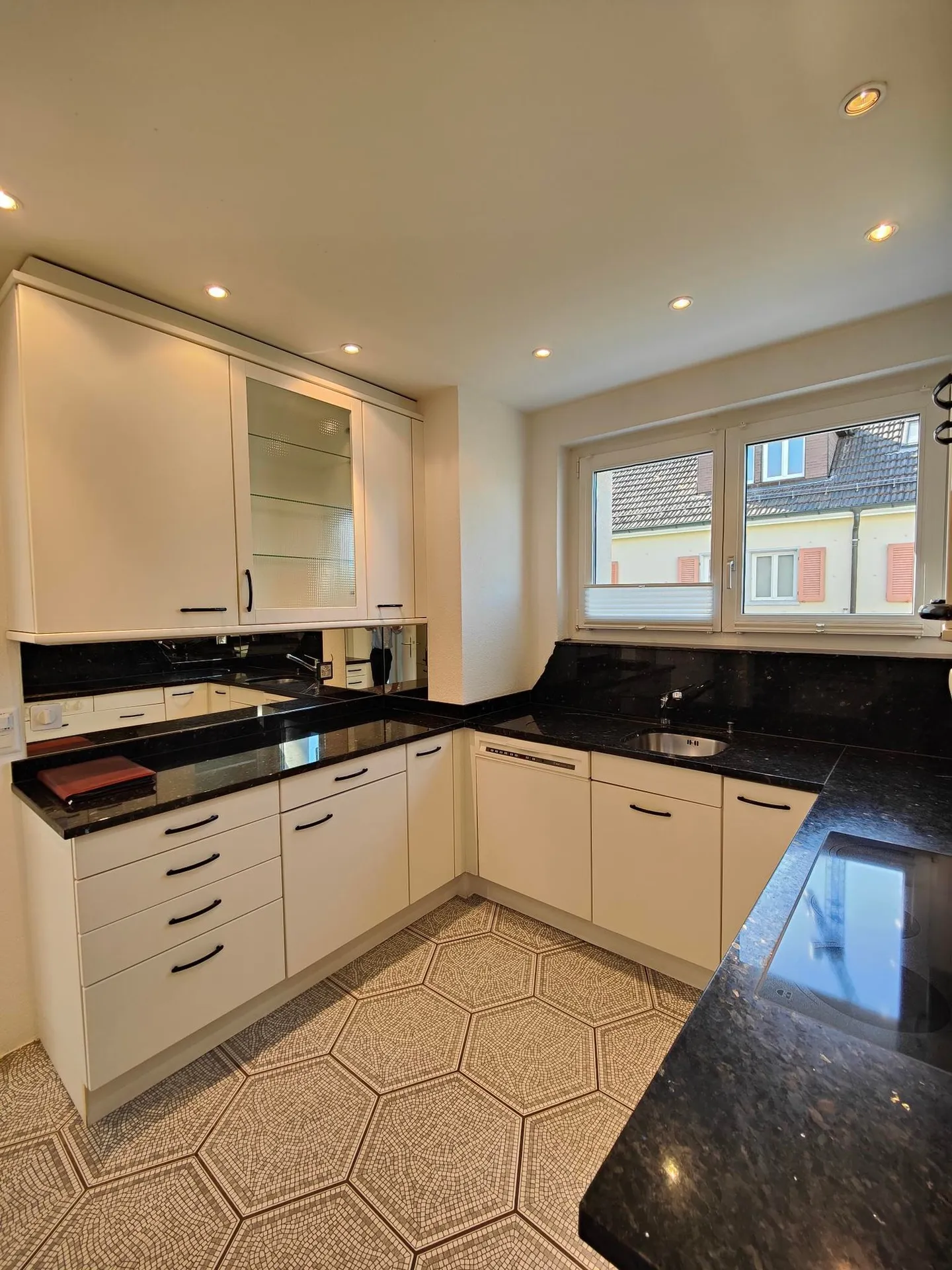 Limited until 30.04.2027, single-family house in a central and quiet location - Photo 7 of 9