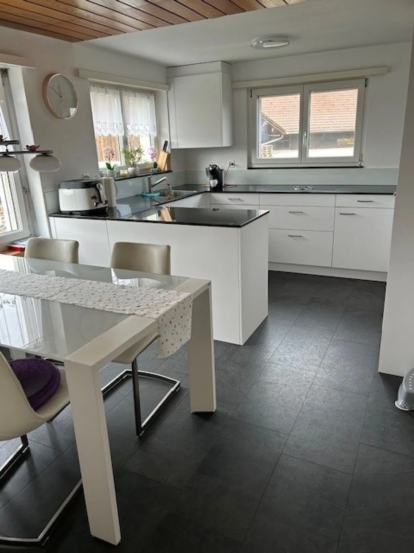 Appartamento luminoso di 5,5 stanze in una posizione tranquilla - Foto 2 di 9