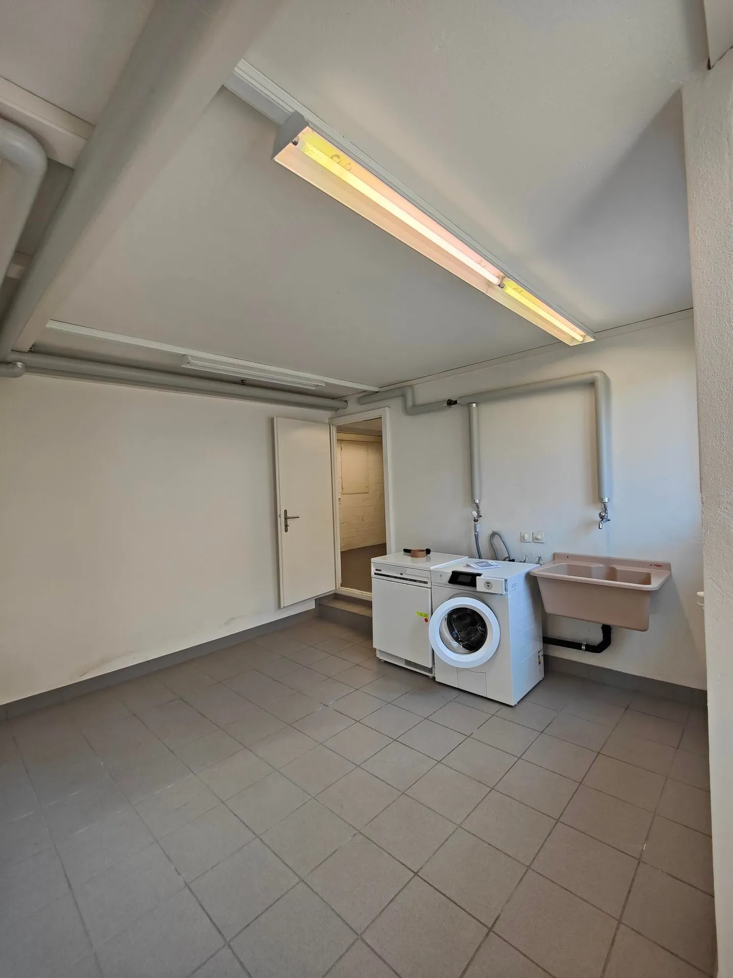 Limited until 30.04.2027, single-family house in a central and quiet location - Photo 9 of 9