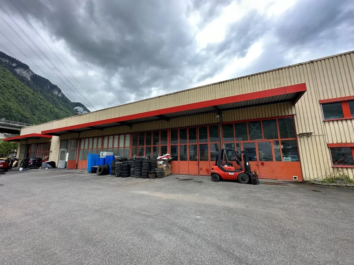 Handwerkshalle von 1670 m2 mit Wohnbereich von 212 m2 in Villeneuve - Foto 2 von 5