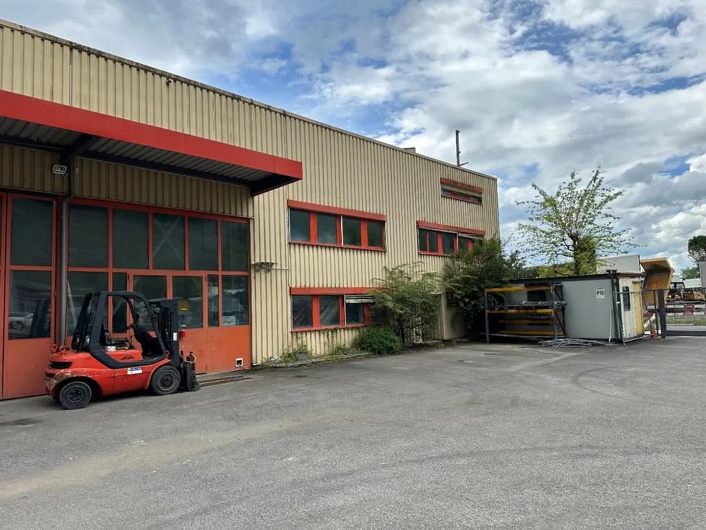 Handwerkshalle von 1670 m2 mit Wohnbereich von 212 m2 in Villeneuve - Foto 3 von 5