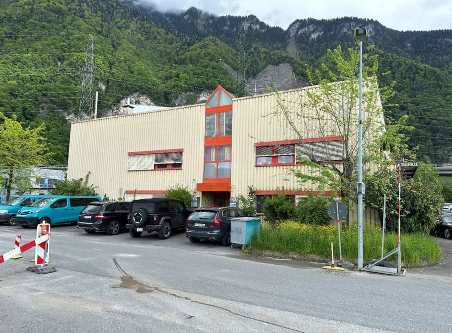 Handwerkshalle von 1670 m2 mit Wohnbereich von 212 m2 in Villeneuve - Foto 1 von 5