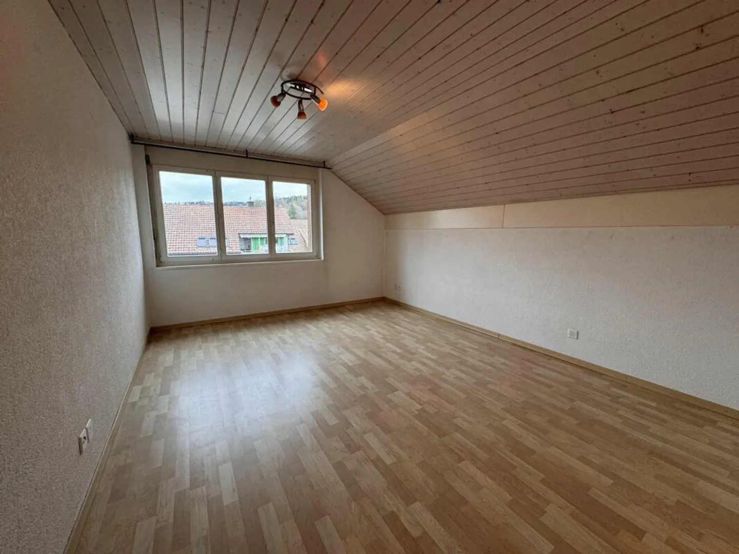Geräumige Wohnung mit Balkon - Foto 4 von 11