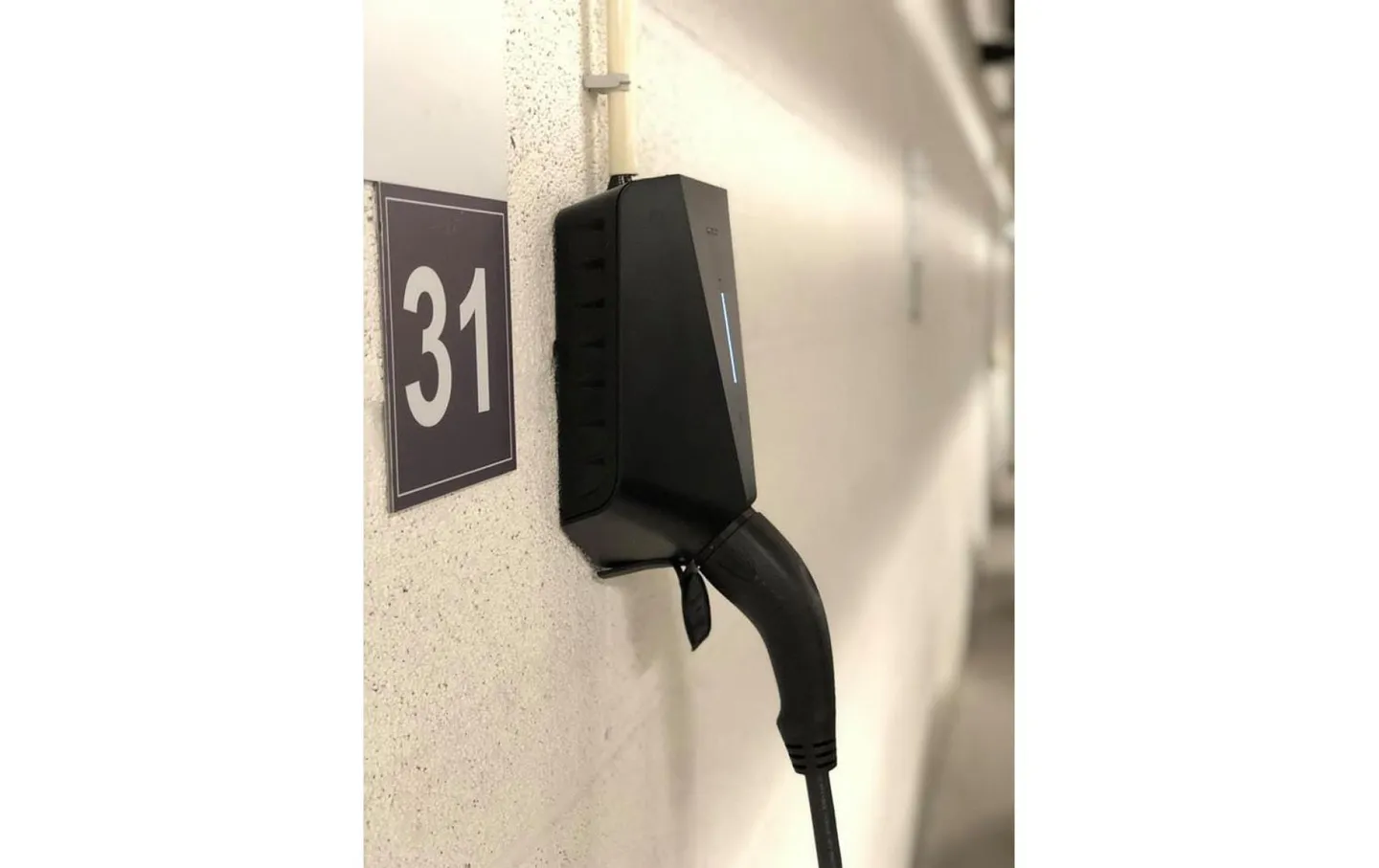 E-car parking space for rent - Photo 1 of 4
