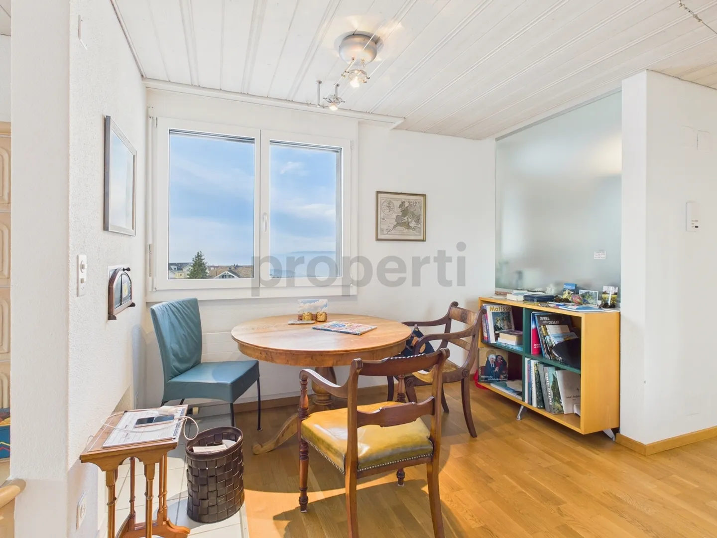 Bright 4.5-room apartment with lake view in Schindellegi - Photo 2 of 11