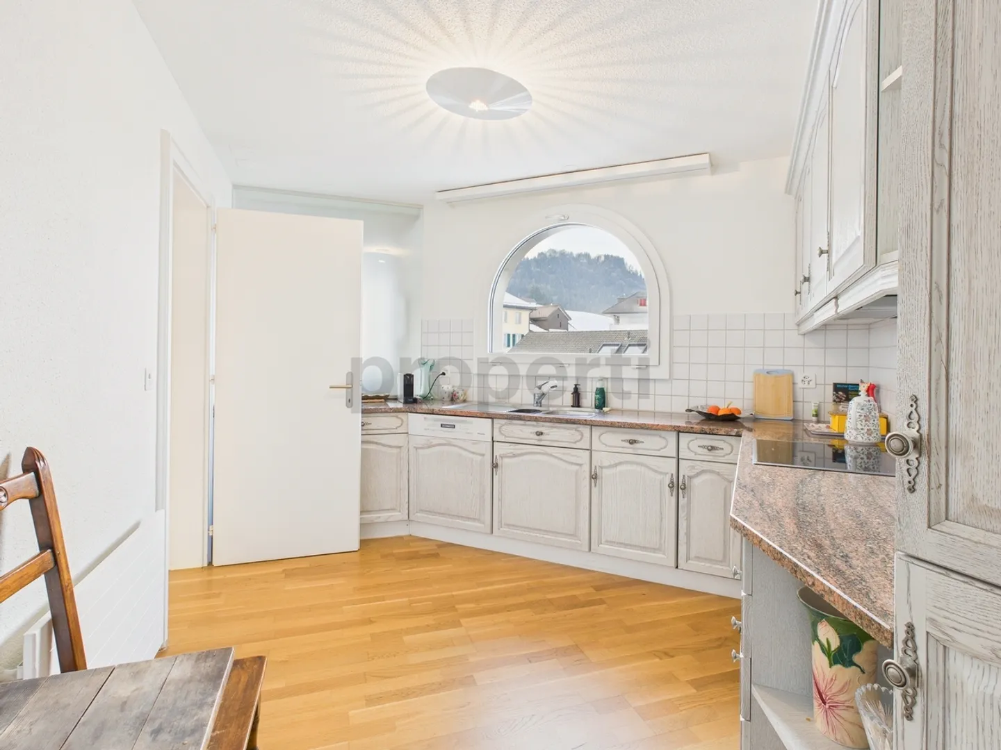 Bright 4.5-room apartment with lake view in Schindellegi - Photo 4 of 11