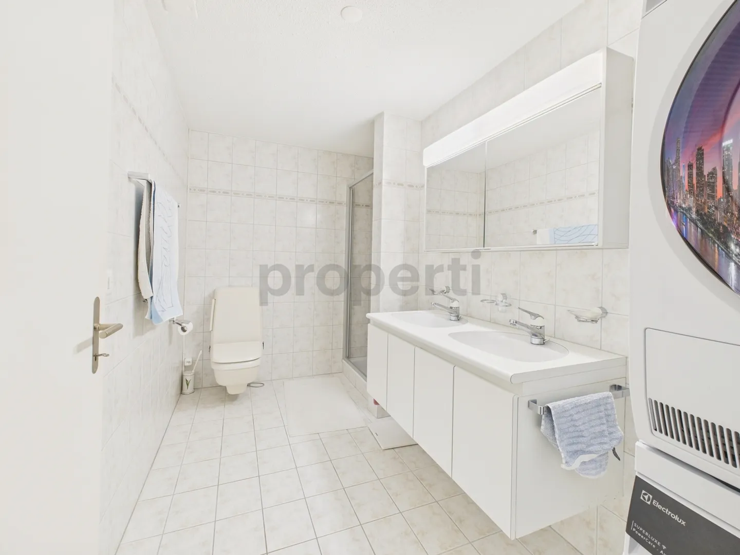 Bright 4.5-room apartment with lake view in Schindellegi - Photo 9 of 11