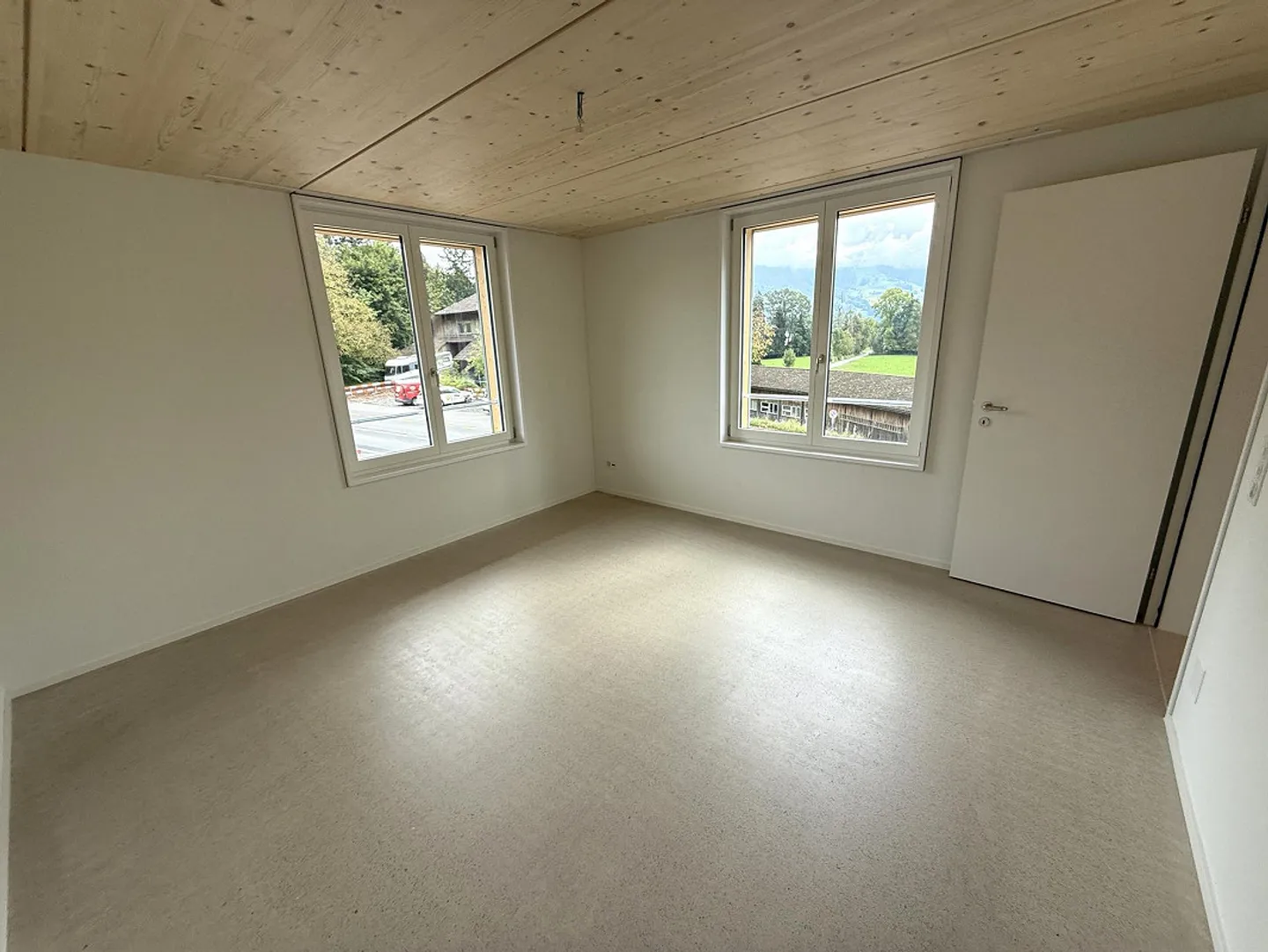 Appartement 4.5 pièces quasi neuf à proximité immédiate du lac - Photo 4 sur 11
