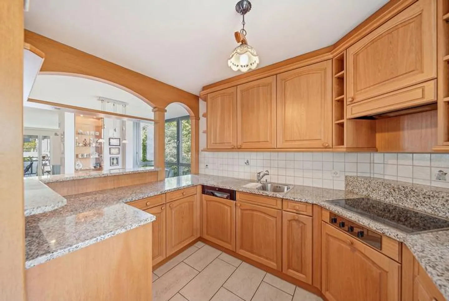 CENTRALLY LOCATED - PERFECT FOR FEELING GOOD 4.5 ROOM APARTMENT WITH TWO... - Photo 3 of 8