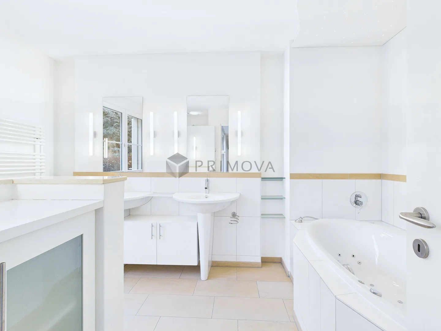 Luxury Apartment with Lake View - Photo 9 of 11