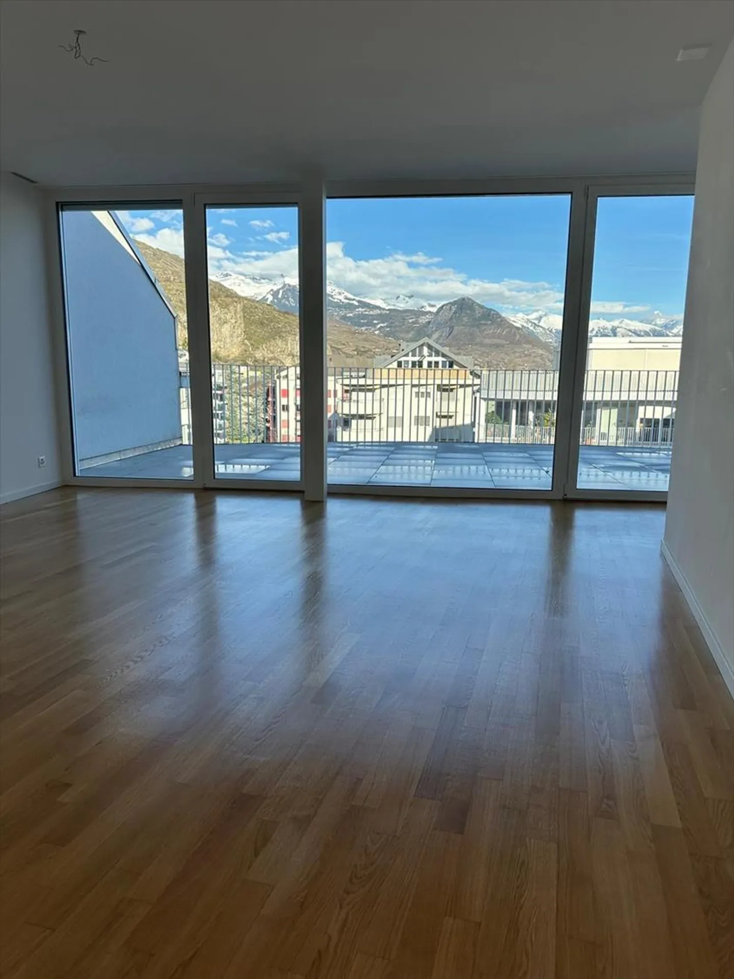 Prächtiges 3.5-Zimmer-Attikapartment mit Schlossblick - Garantie inklusive - Foto 2 von 10