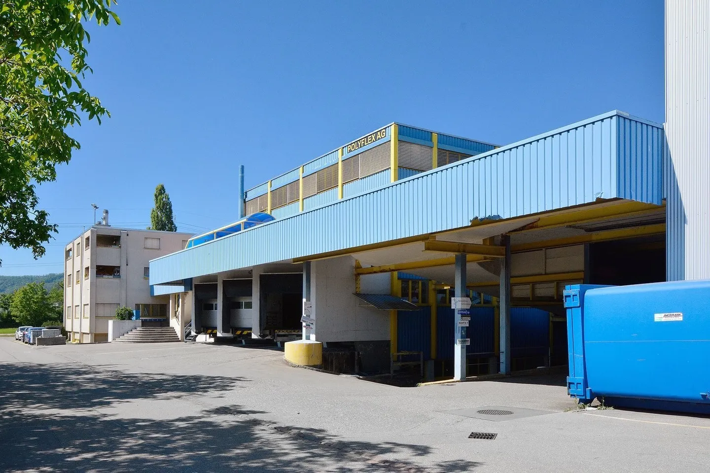 Environ 255 m² d'espace de stockage dans un immeuble commercial directement sur l'A1 - Photo 2 sur 5