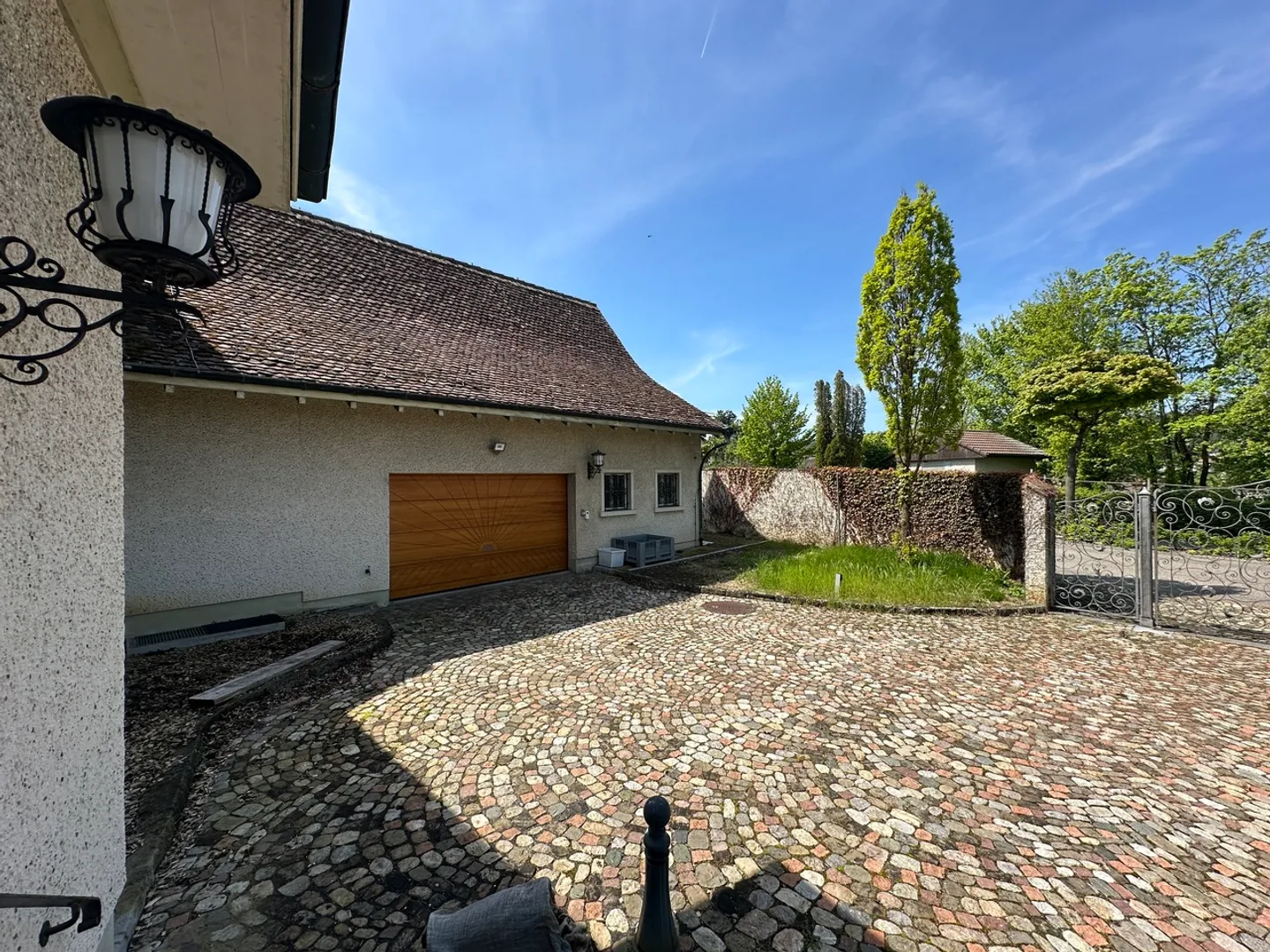 Spacious Villa with Garden - Photo 3 of 16