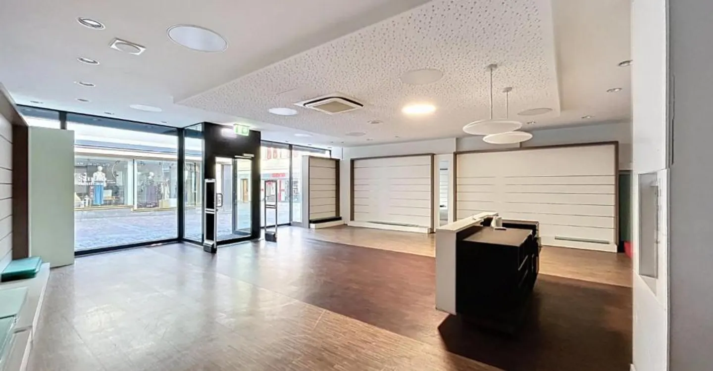 Local commercial au centre de Sion - Grandes surfaces modulables - Photo 2 of 11