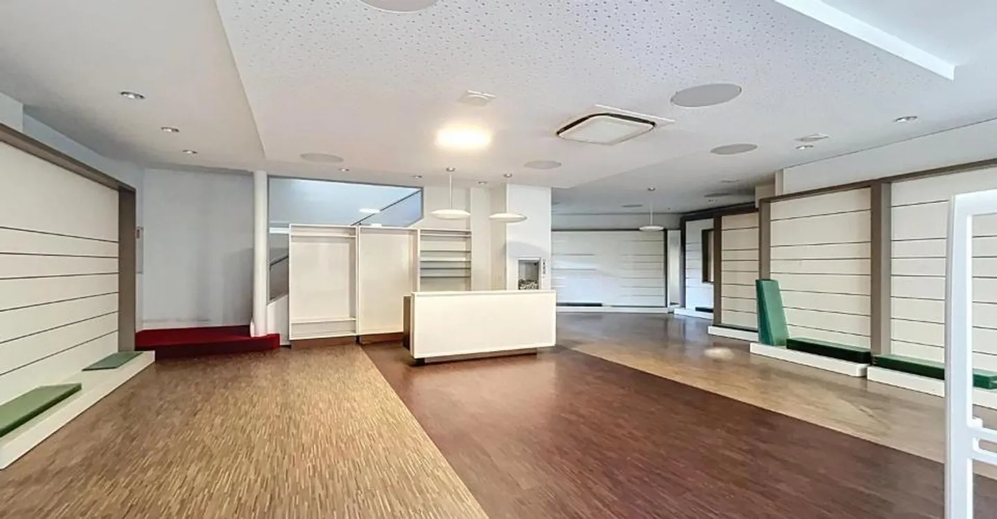Local commercial au centre de Sion - Grandes surfaces modulables - Photo 3 of 11