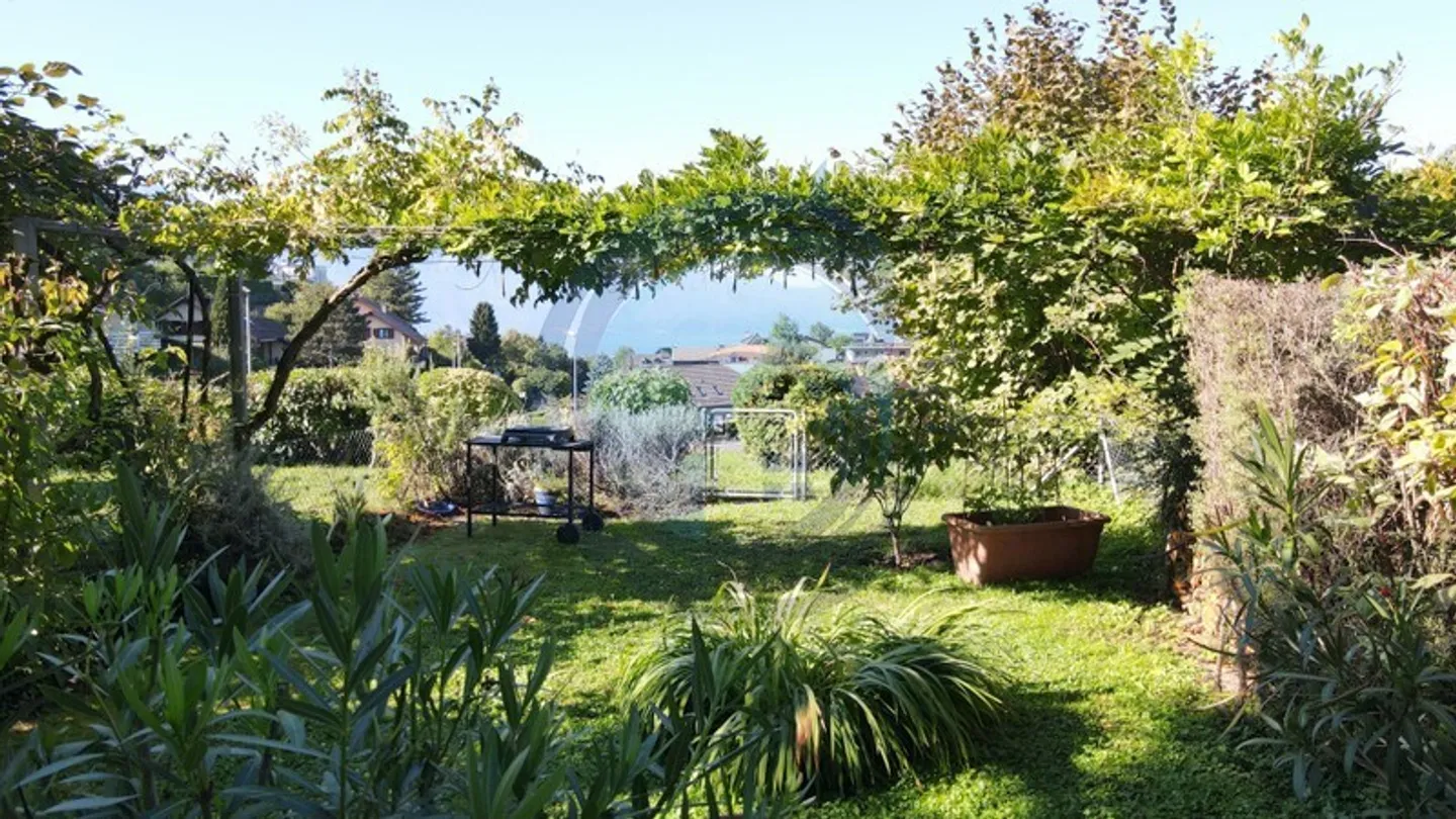 SPACIEUSE ET LUMINEUSE VILLA CONTIGUË CONTEMPORAINE DE 6,5 PIÈCES - Photo 2 sur 16