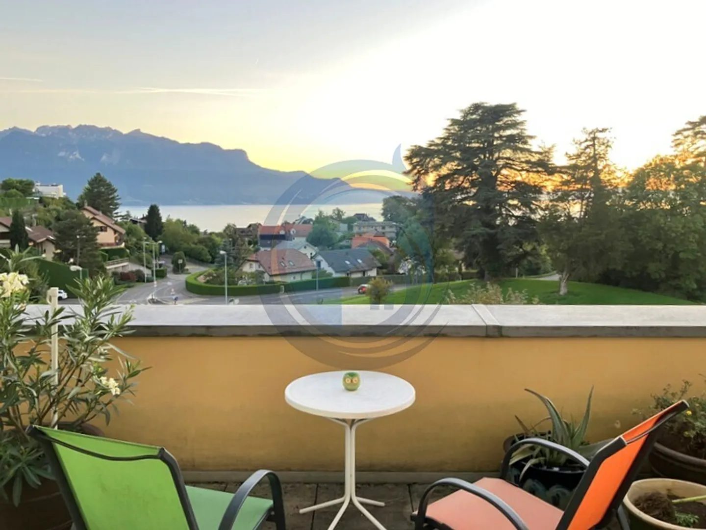 SPACIEUSE ET LUMINEUSE VILLA CONTIGUË CONTEMPORAINE DE 6,5 PIÈCES - Photo 3 sur 16
