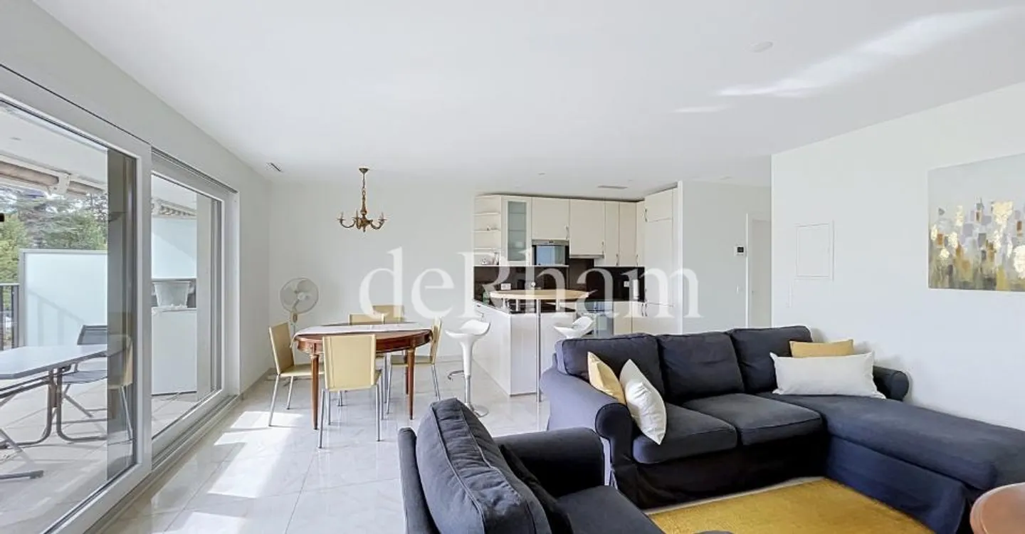 Appartement Charmant avec Vue sur le Lac - Photo 2 sur 10
