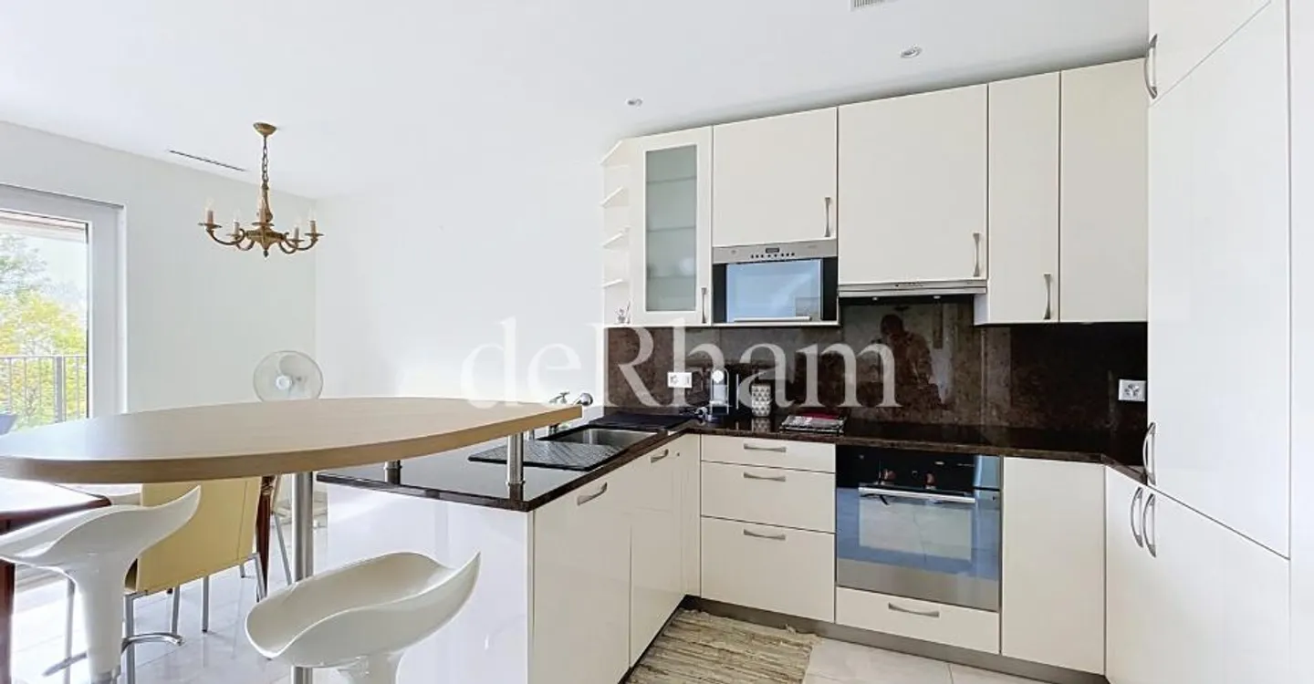 Appartement Charmant avec Vue sur le Lac - Photo 3 sur 10