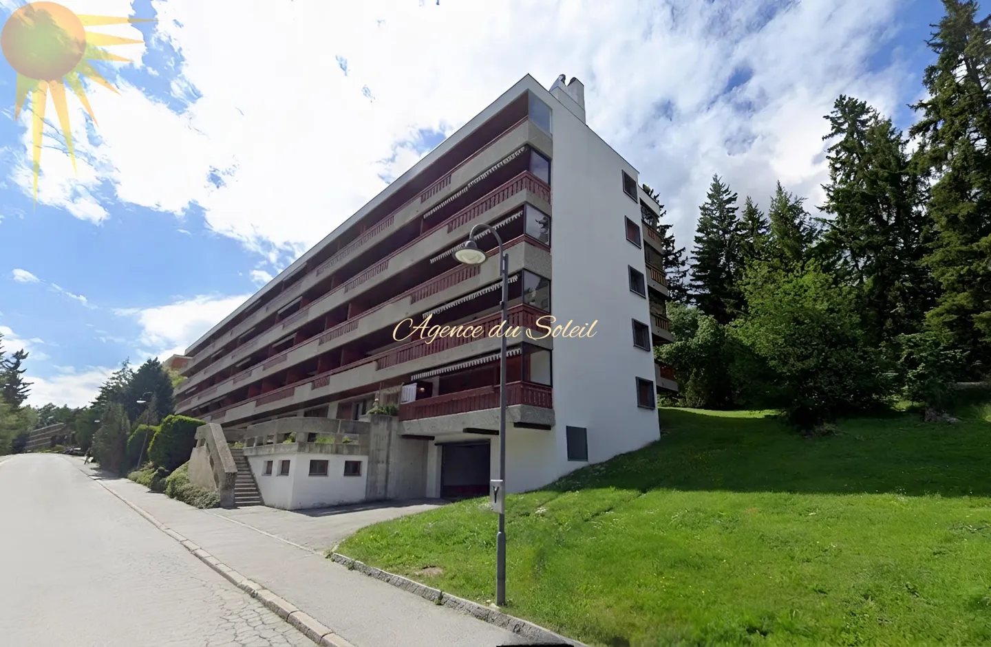 Beautiful investment opportunity! Quiet 3.5-room south-facing apartment in Crans! - Photo 2 of 9