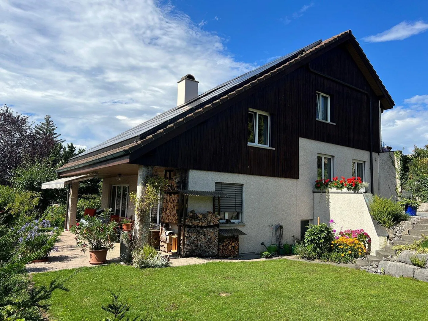 Family-friendly single-family house with large garden in Uhwiesen - Photo 1 of 15