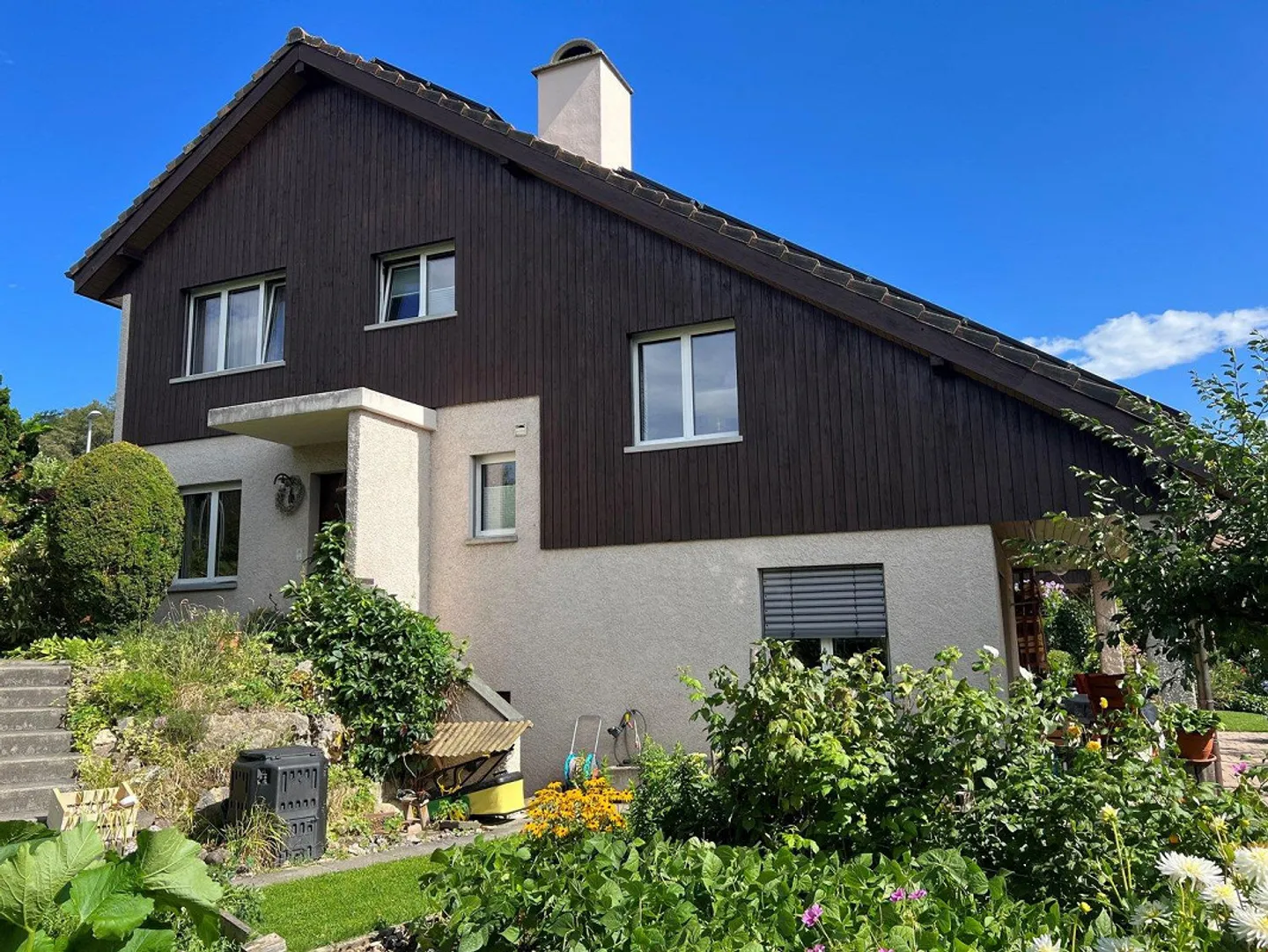 Family-friendly single-family house with large garden in Uhwiesen - Photo 2 of 15