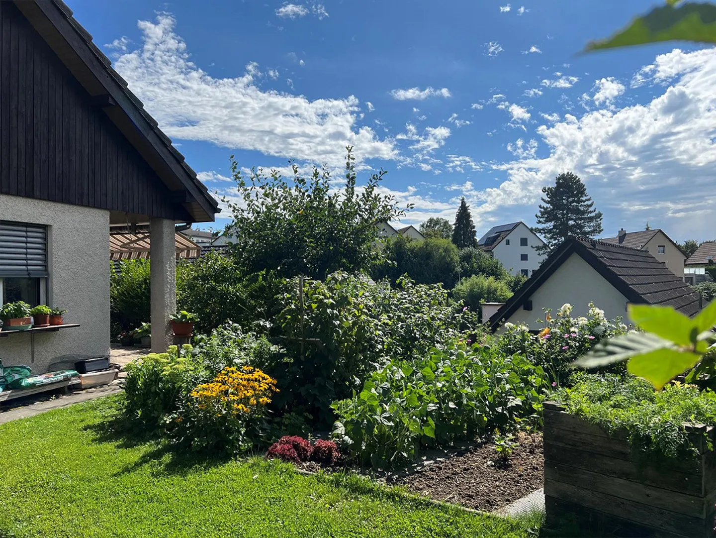 Family-friendly single-family house with large garden in Uhwiesen - Photo 6 of 15