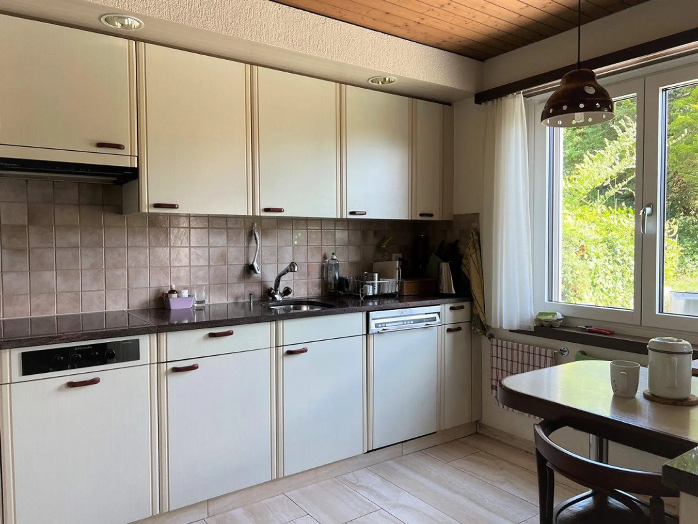 Family-friendly single-family house with large garden in Uhwiesen - Photo 9 of 15