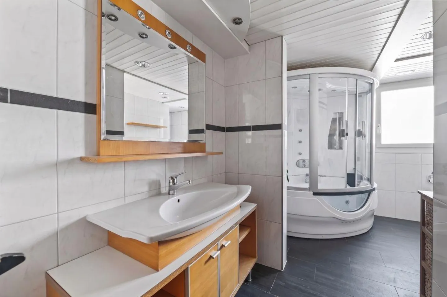 Charme historique. Grand espace de vie de 182 m². Jardin privé. - Photo 8 sur 13