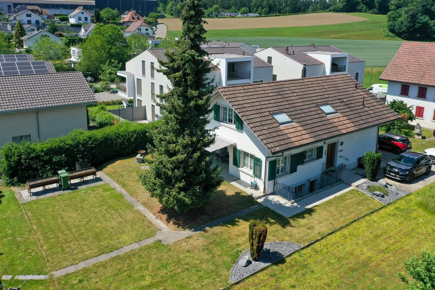 Detached single-family house with large garden in a preferred location - Photo 2 of 17