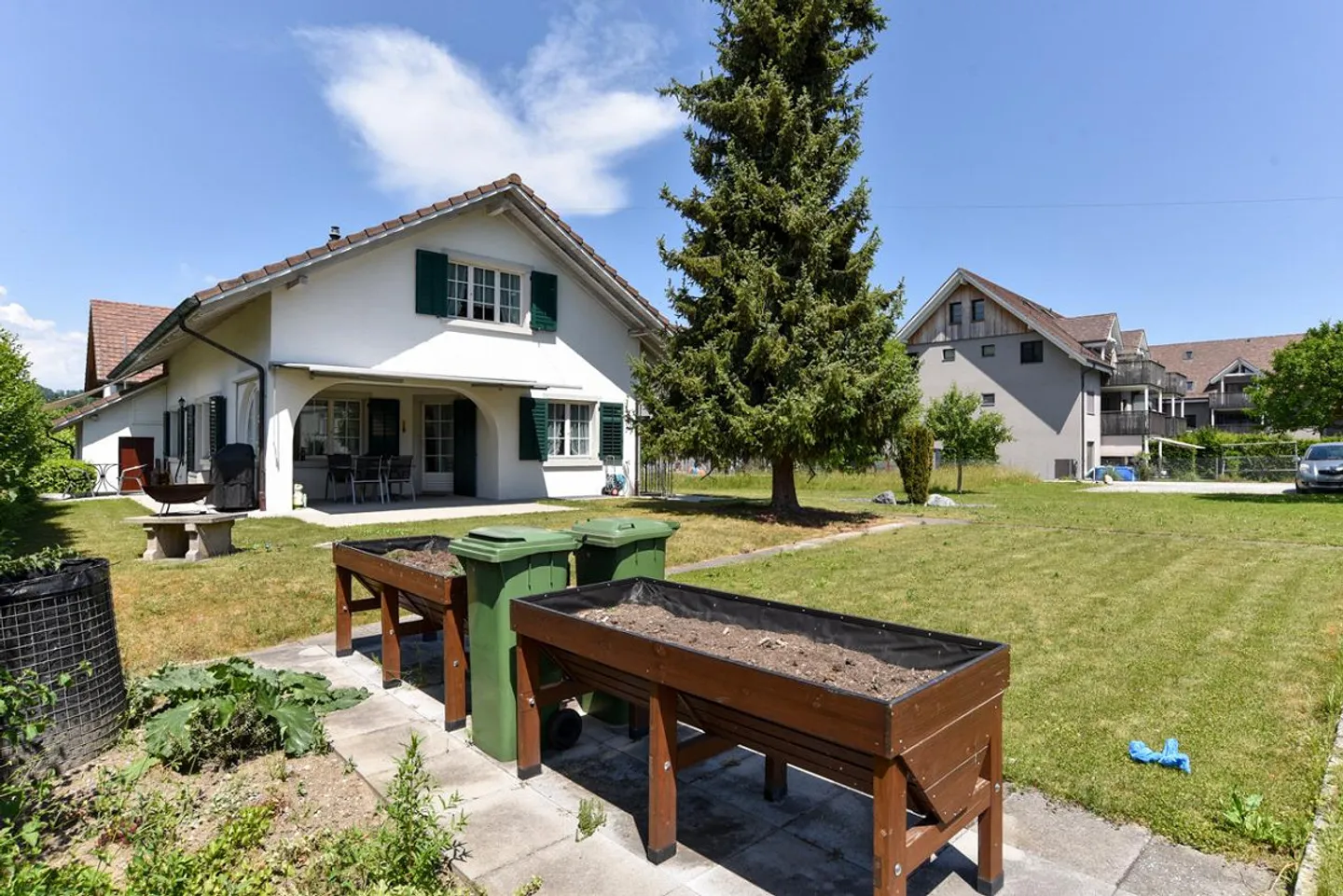 Detached single-family house with large garden in a preferred location - Photo 3 of 17