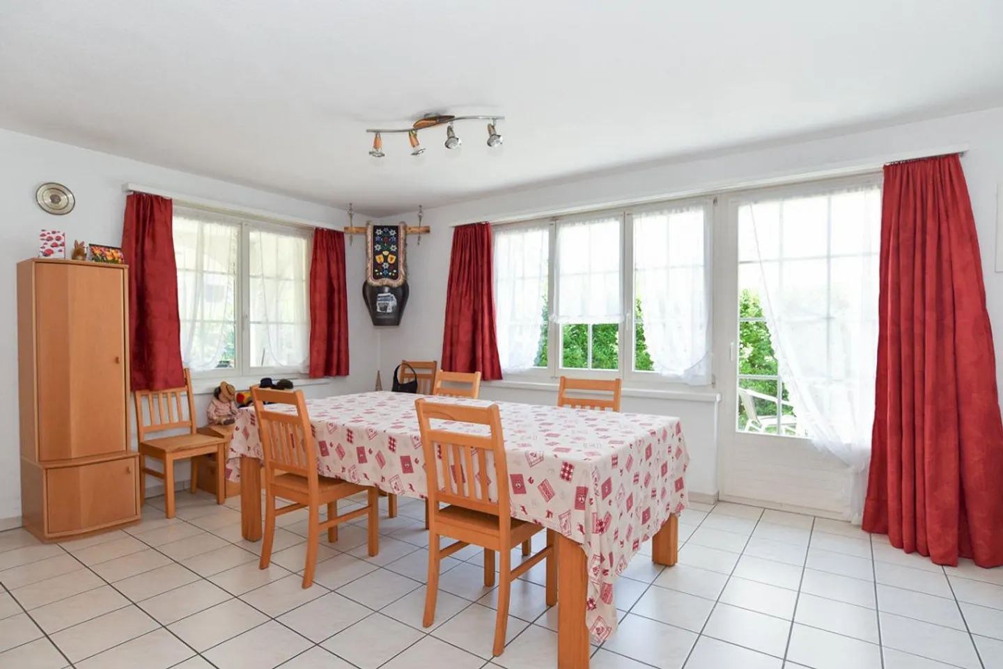 Detached single-family house with large garden in a preferred location - Photo 4 of 17