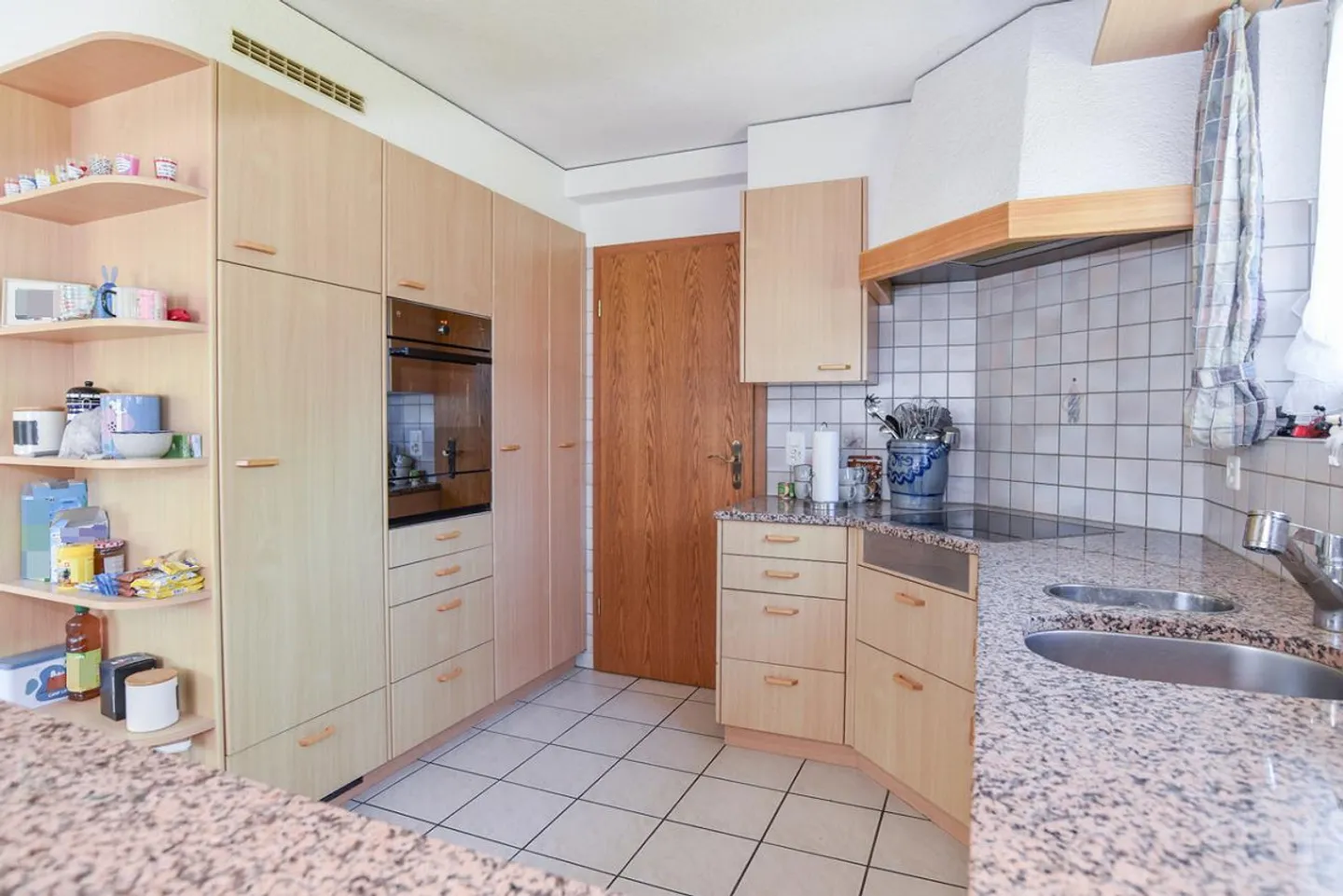 Detached single-family house with large garden in a preferred location - Photo 6 of 17