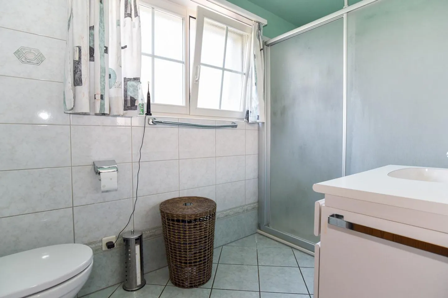 Detached single-family house with large garden in a preferred location - Photo 9 of 17
