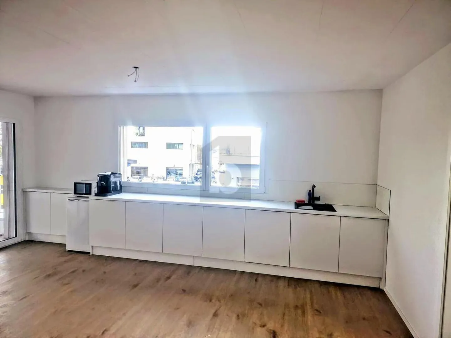 MODERN AND SPACIOUS - Photo 4 of 6