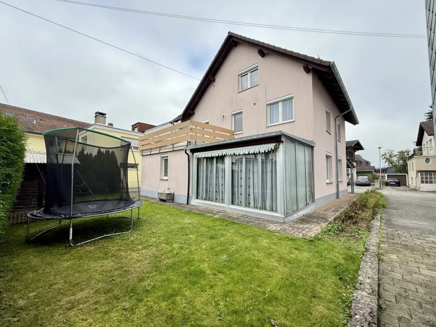Casa affascinante con terrazza, balcone e giardino! Perfetto per le famiglie - Foto 2 di 15