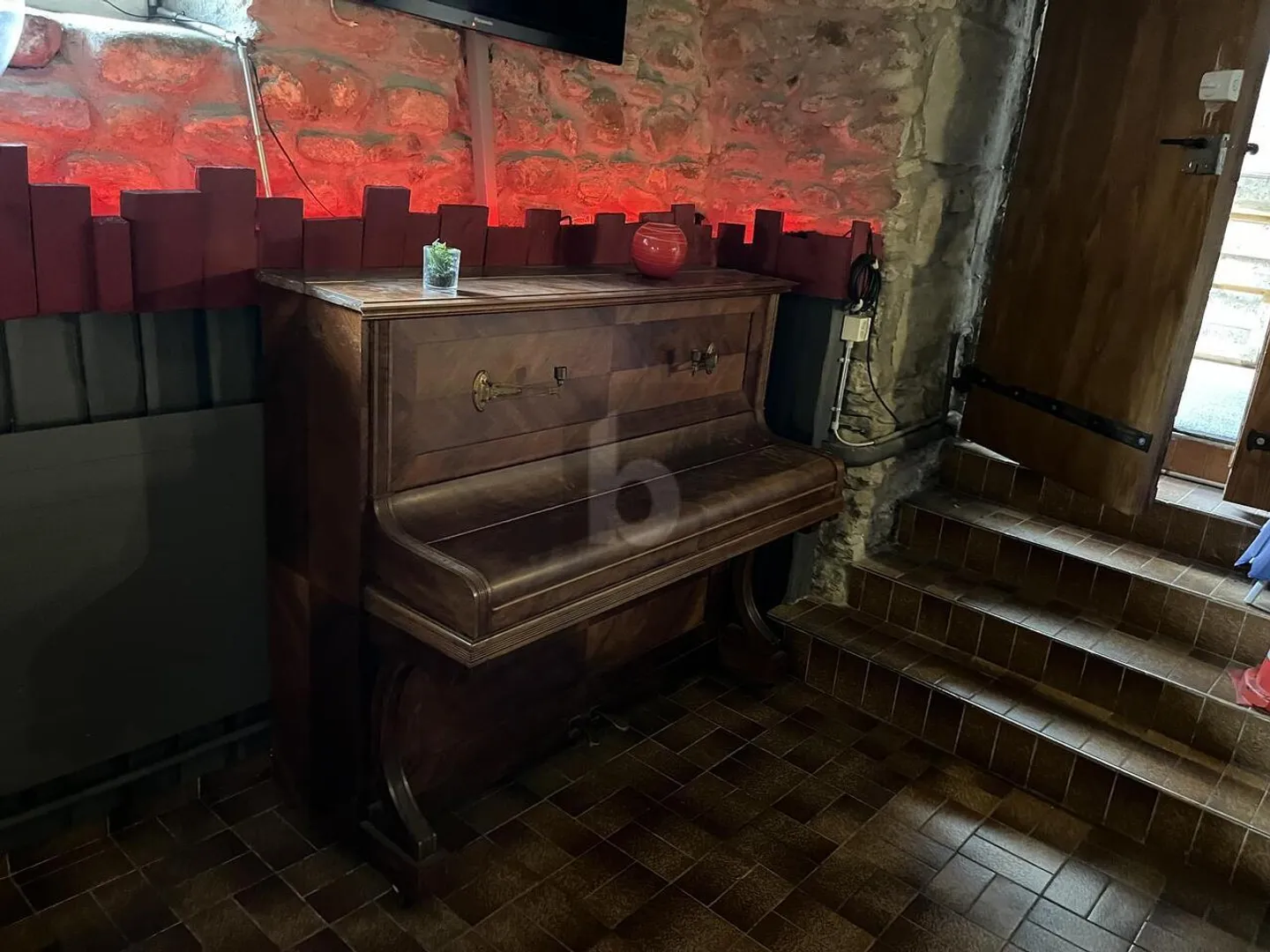 MAGNIFIKANTE WEINBAR IN GEWÖLBEKELLER - Foto 4 von 5