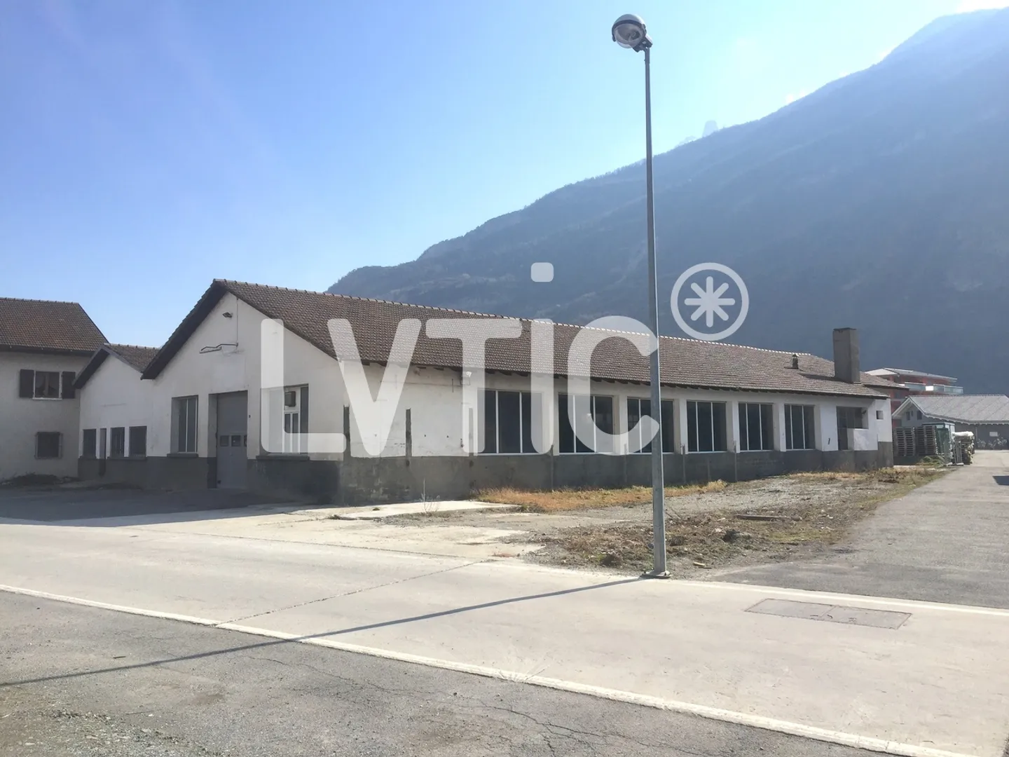 Artisanal building on a 1805 m2 plot for sale in Martigny - Photo 1 of 12