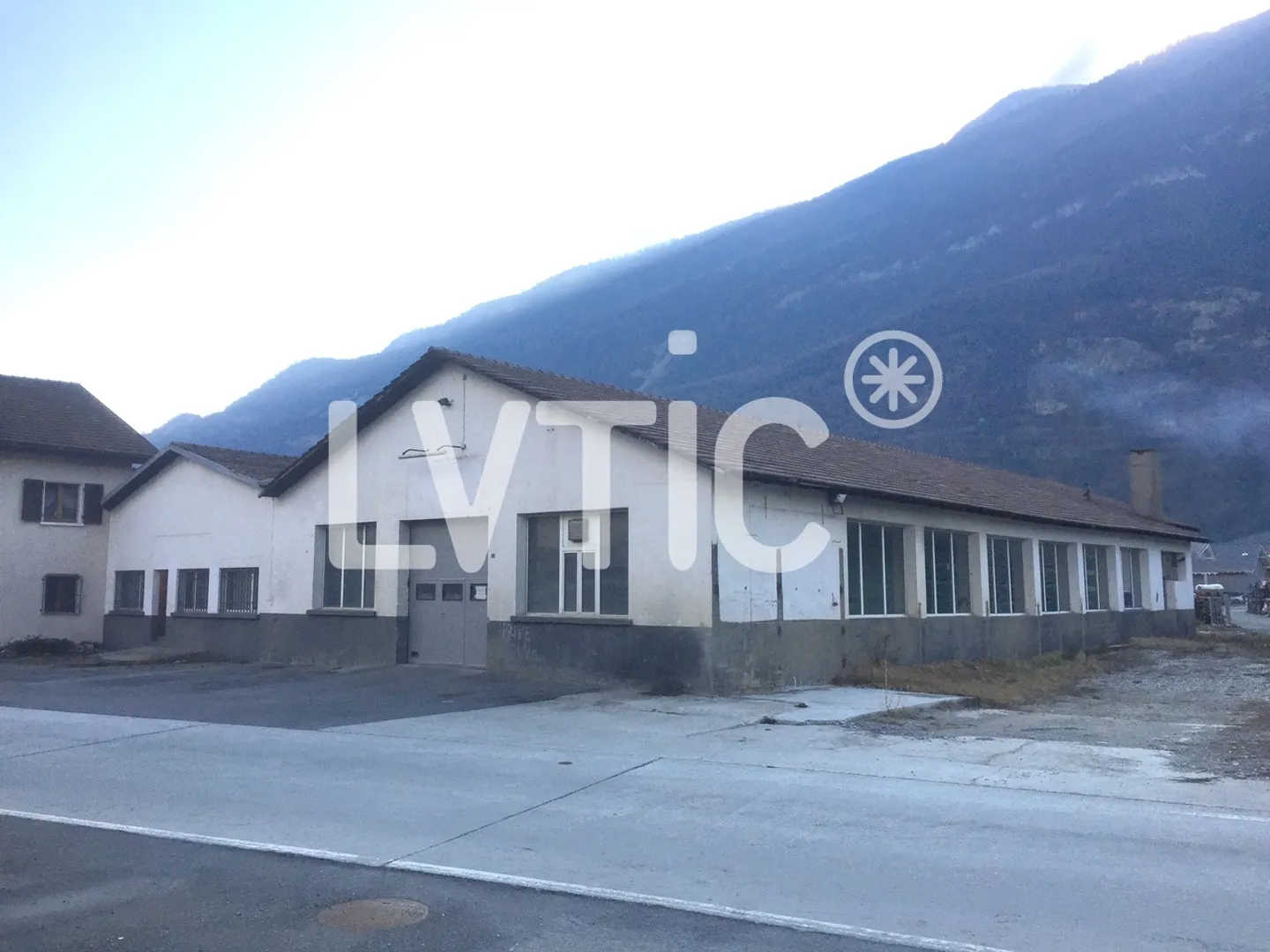 Artisanal building on a 1805 m2 plot for sale in Martigny - Photo 2 of 12