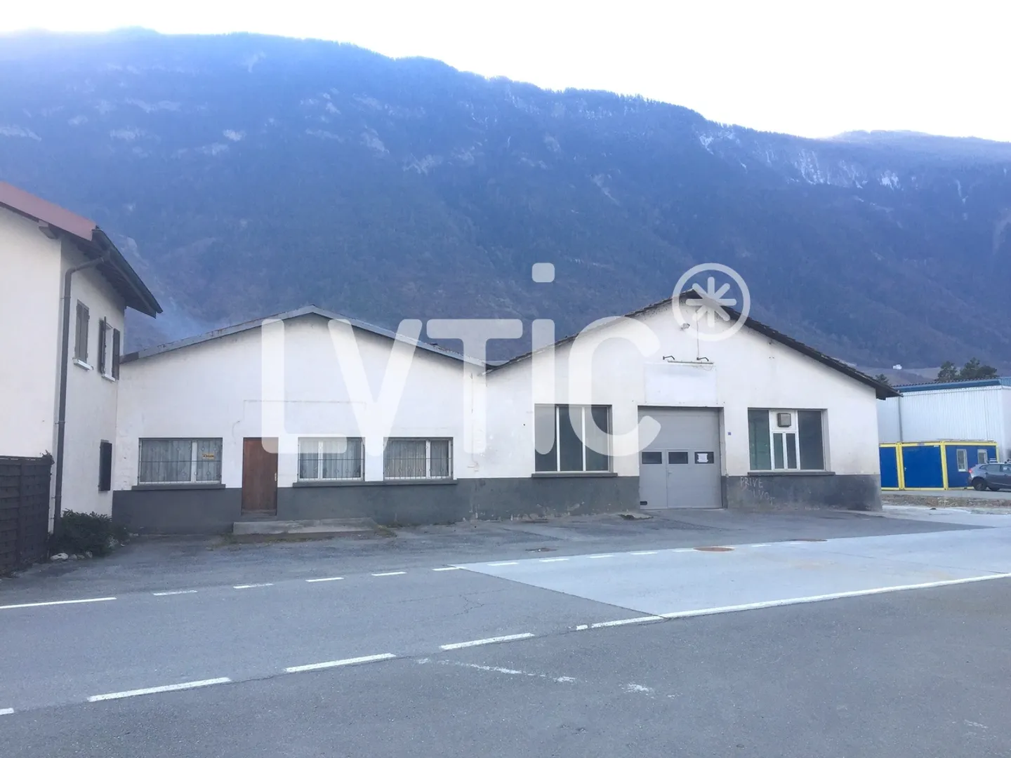 Artisanal building on a 1805 m2 plot for sale in Martigny - Photo 3 of 12