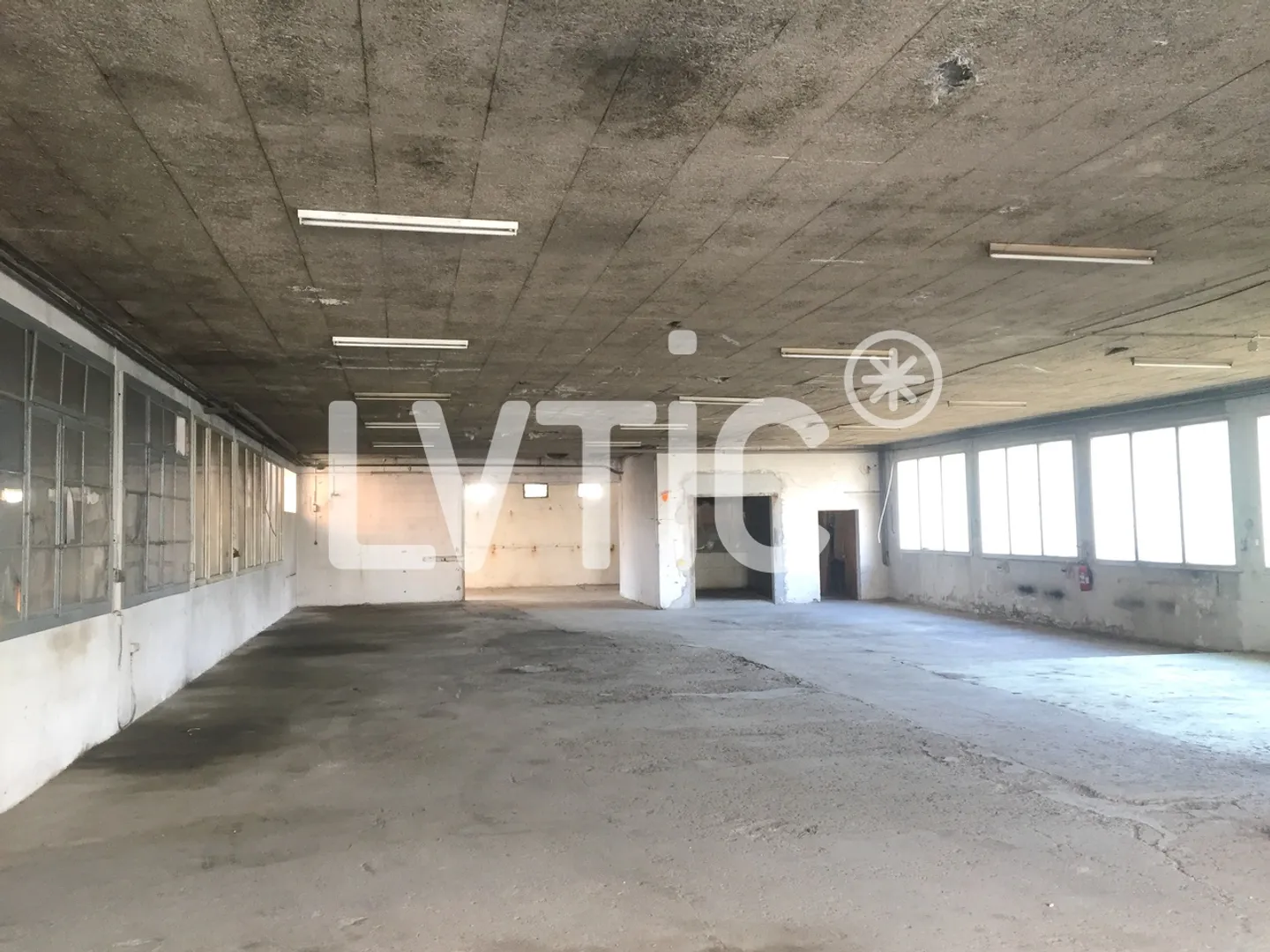 Artisanal building on a 1805 m2 plot for sale in Martigny - Photo 5 of 12