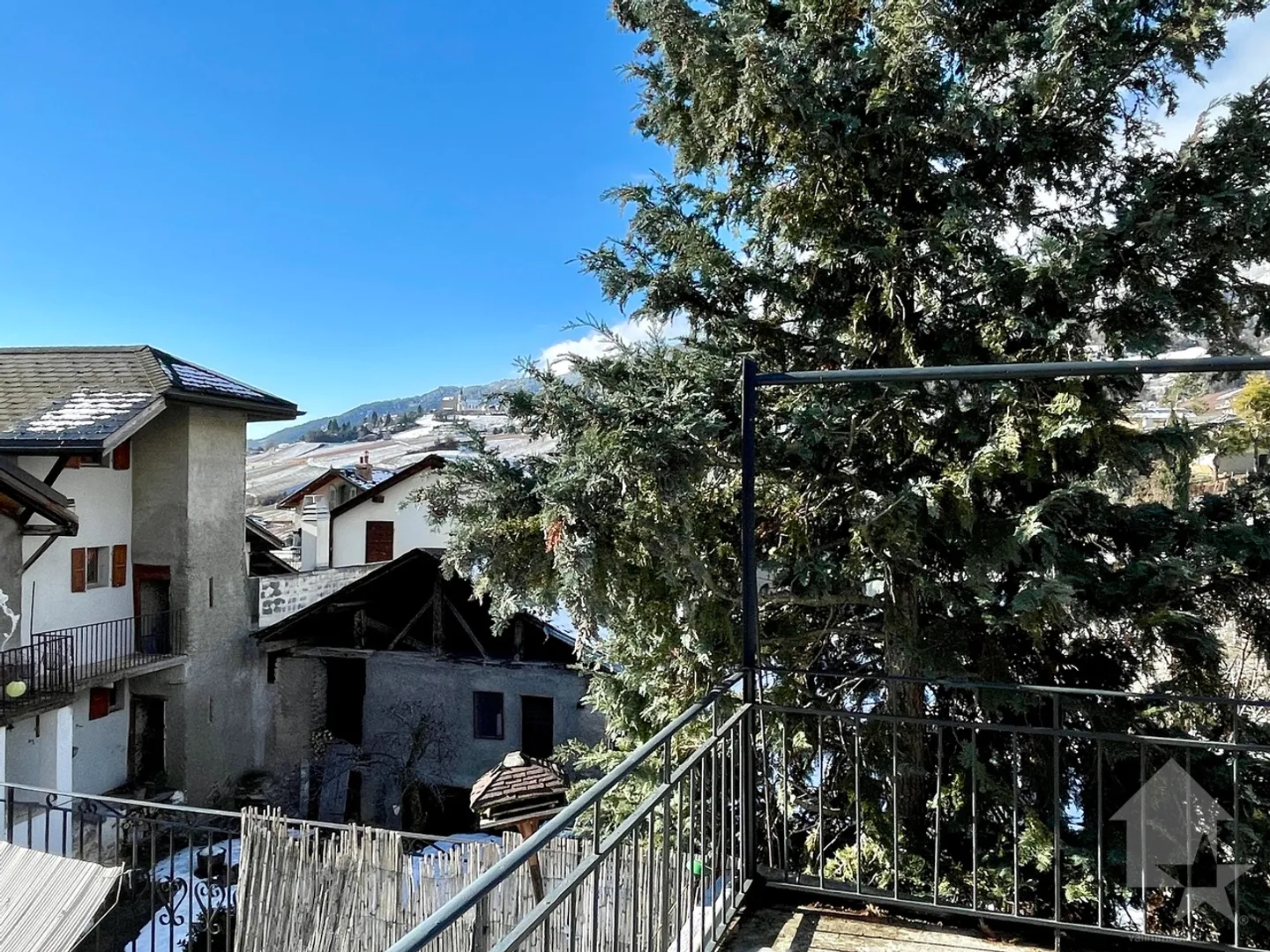 Duplex apartment 3.5 rooms in a fully renovated village house - Photo 14 of 17