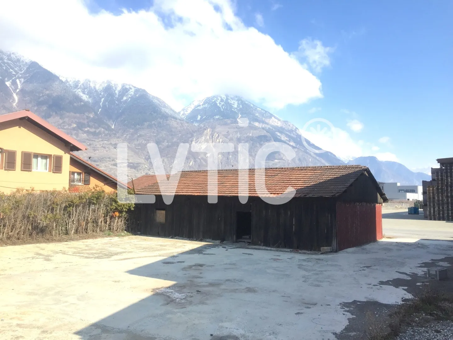 Artisanal building on a 1805 m2 plot for sale in Martigny - Photo 7 of 12