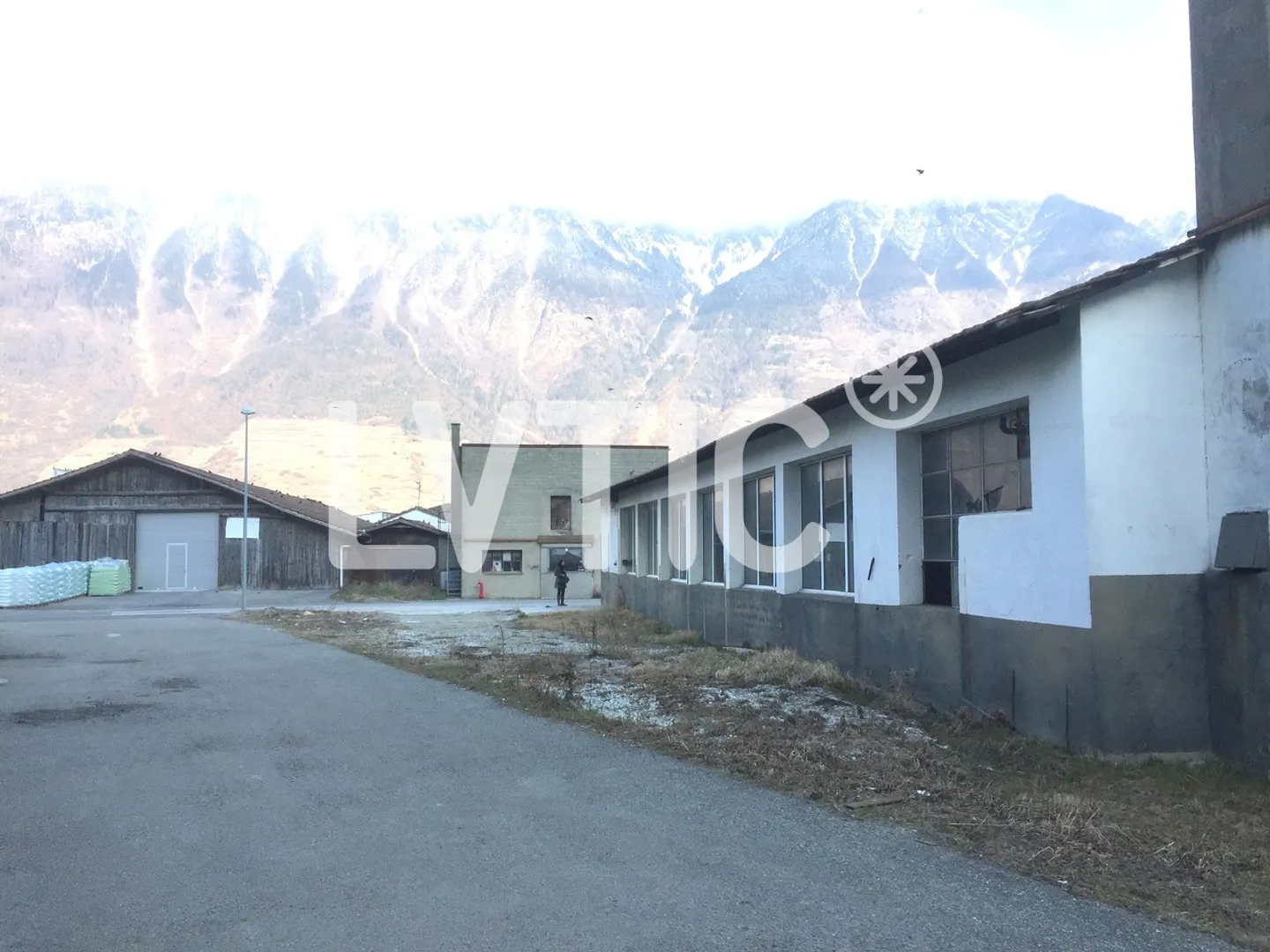 Artisanal building on a 1805 m2 plot for sale in Martigny - Photo 8 of 12