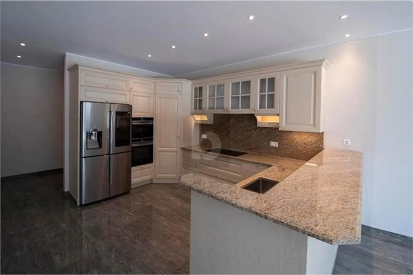 MODERN AND SPACIOUS WITH LARGE GARDEN - Photo 2 of 6