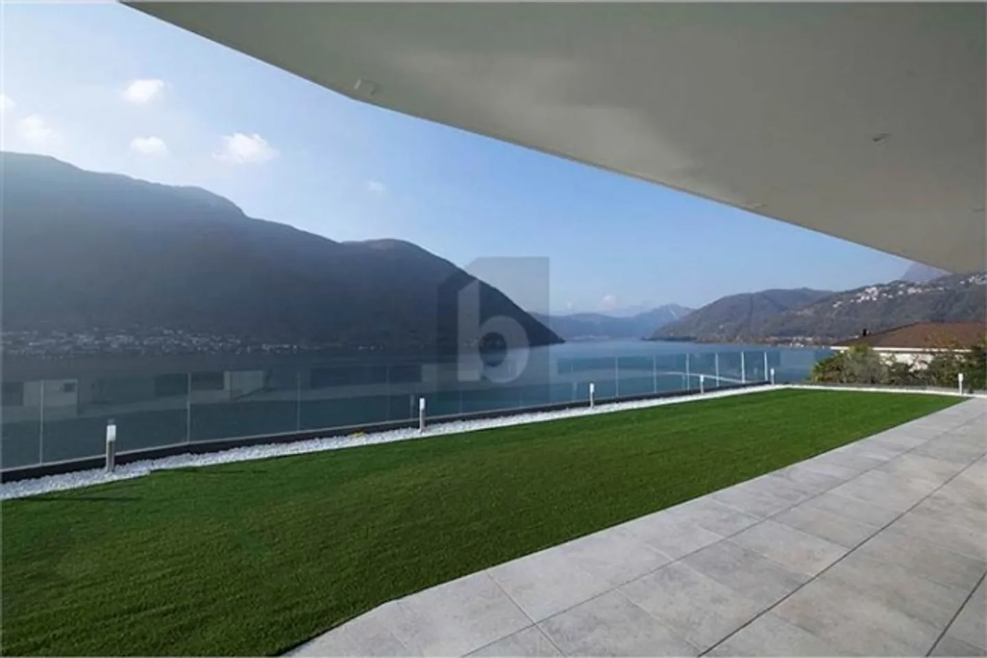 MODERN AND SPACIOUS WITH LARGE GARDEN - Photo 3 of 6