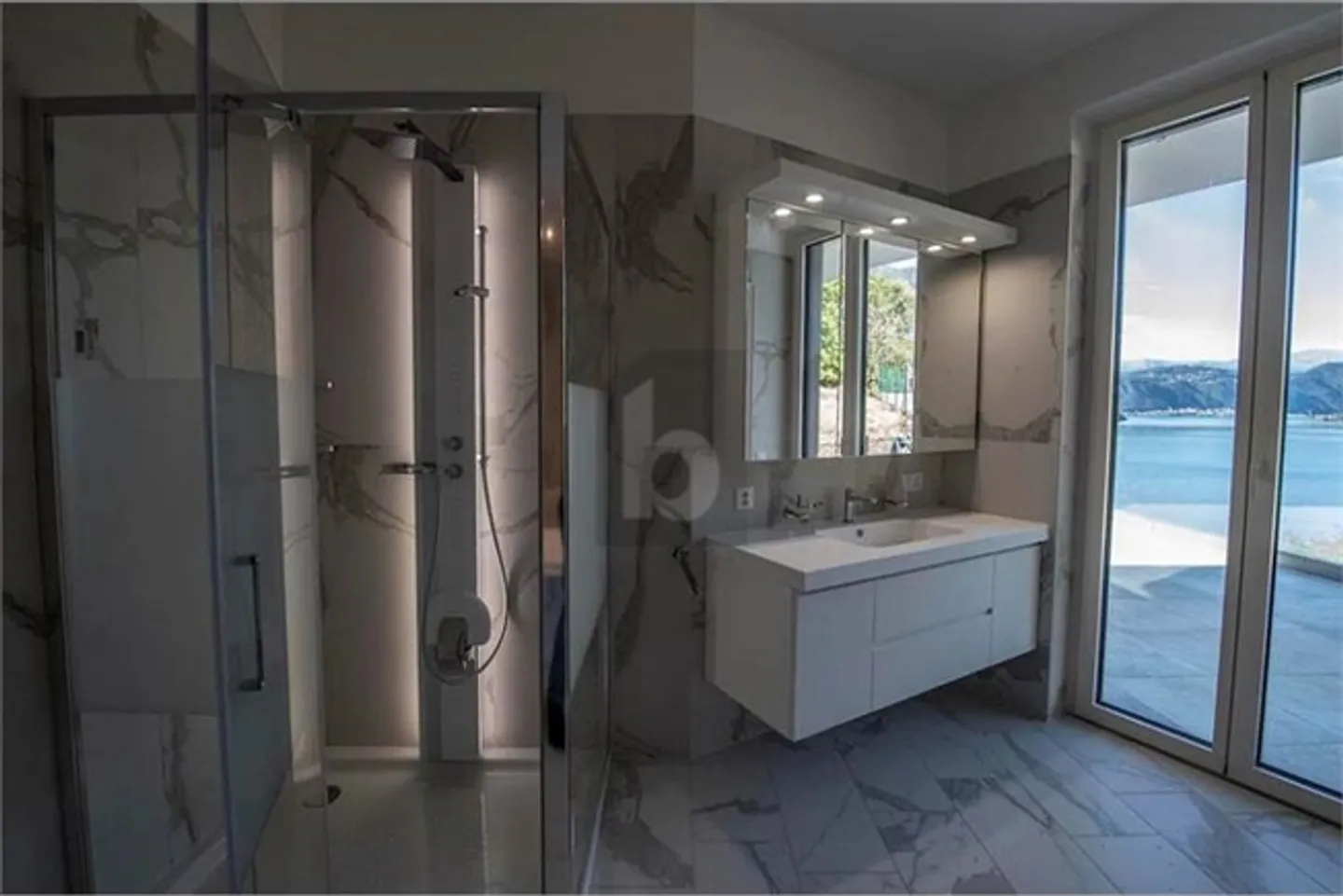 MODERN AND SPACIOUS WITH LARGE GARDEN - Photo 4 of 6