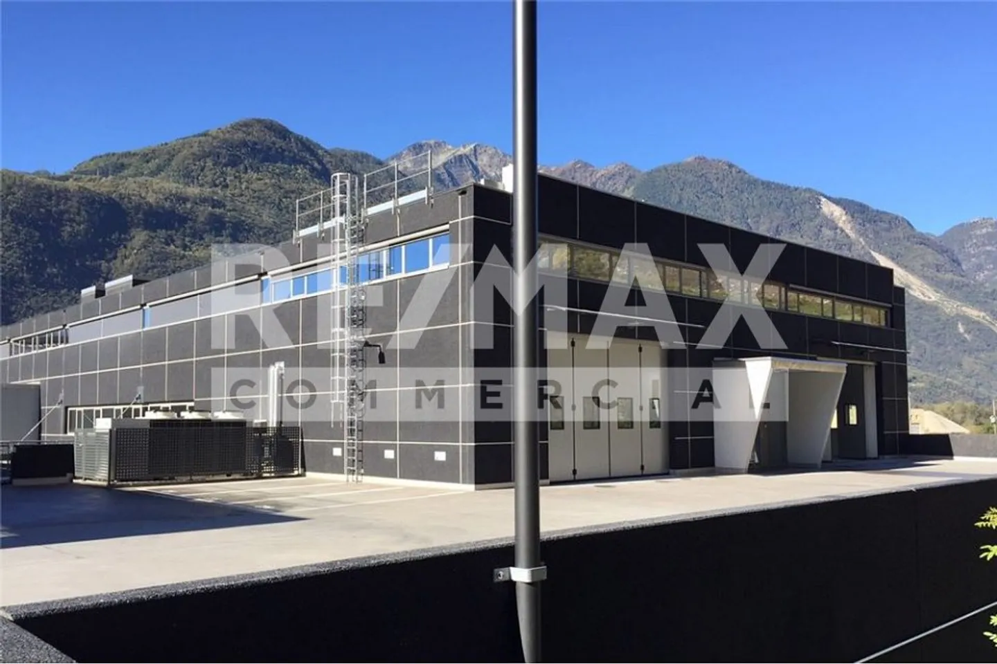 Large commercial spaces in the CAST-CASTIONE Center - Photo 4 of 13