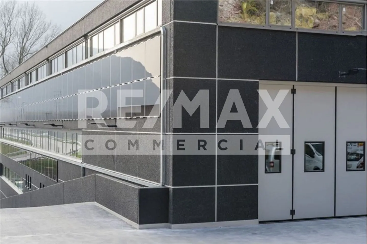 Large commercial spaces in the CAST-CASTIONE Center - Photo 5 of 13