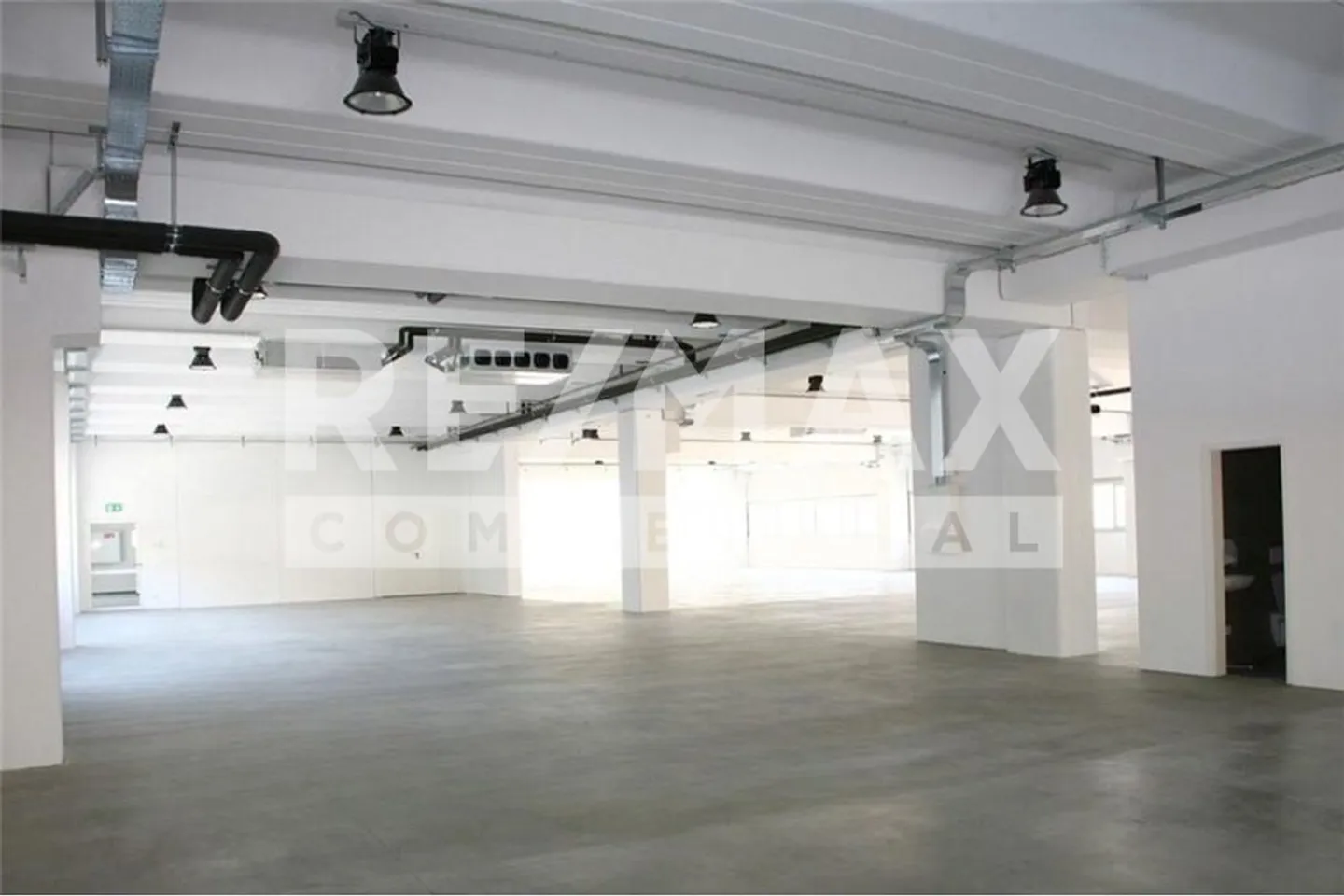 Large commercial spaces in the CAST-CASTIONE Center - Photo 8 of 13